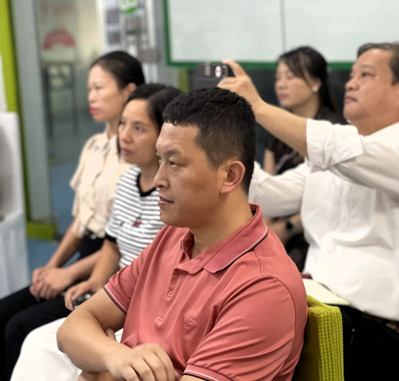 慧界智元东莞AI赋能企业家沙龙第二期企业代表认真聆听交流内容