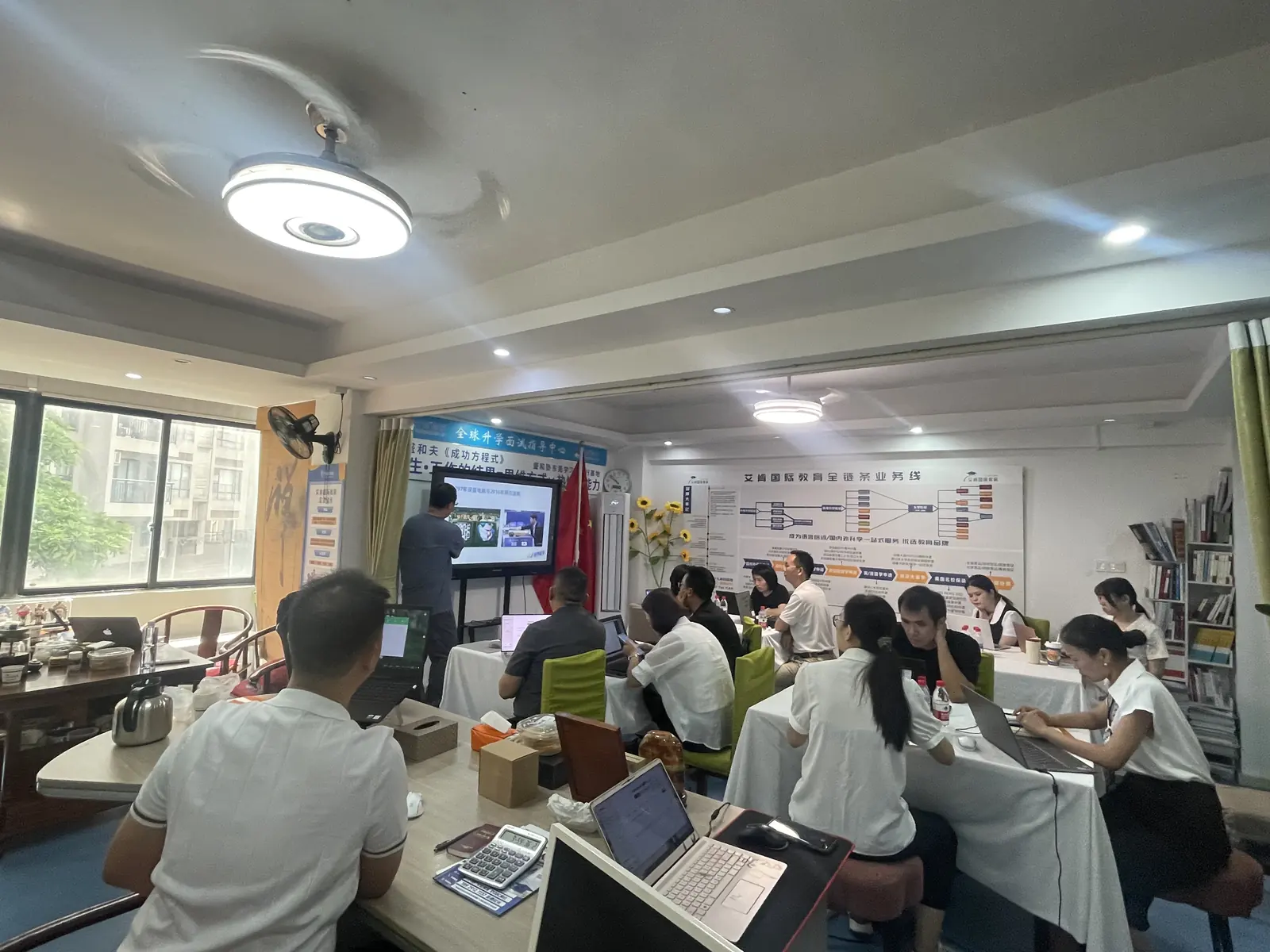 智能应用总裁班东莞站第一期课堂全景，参训学员携带电脑参与实操训练