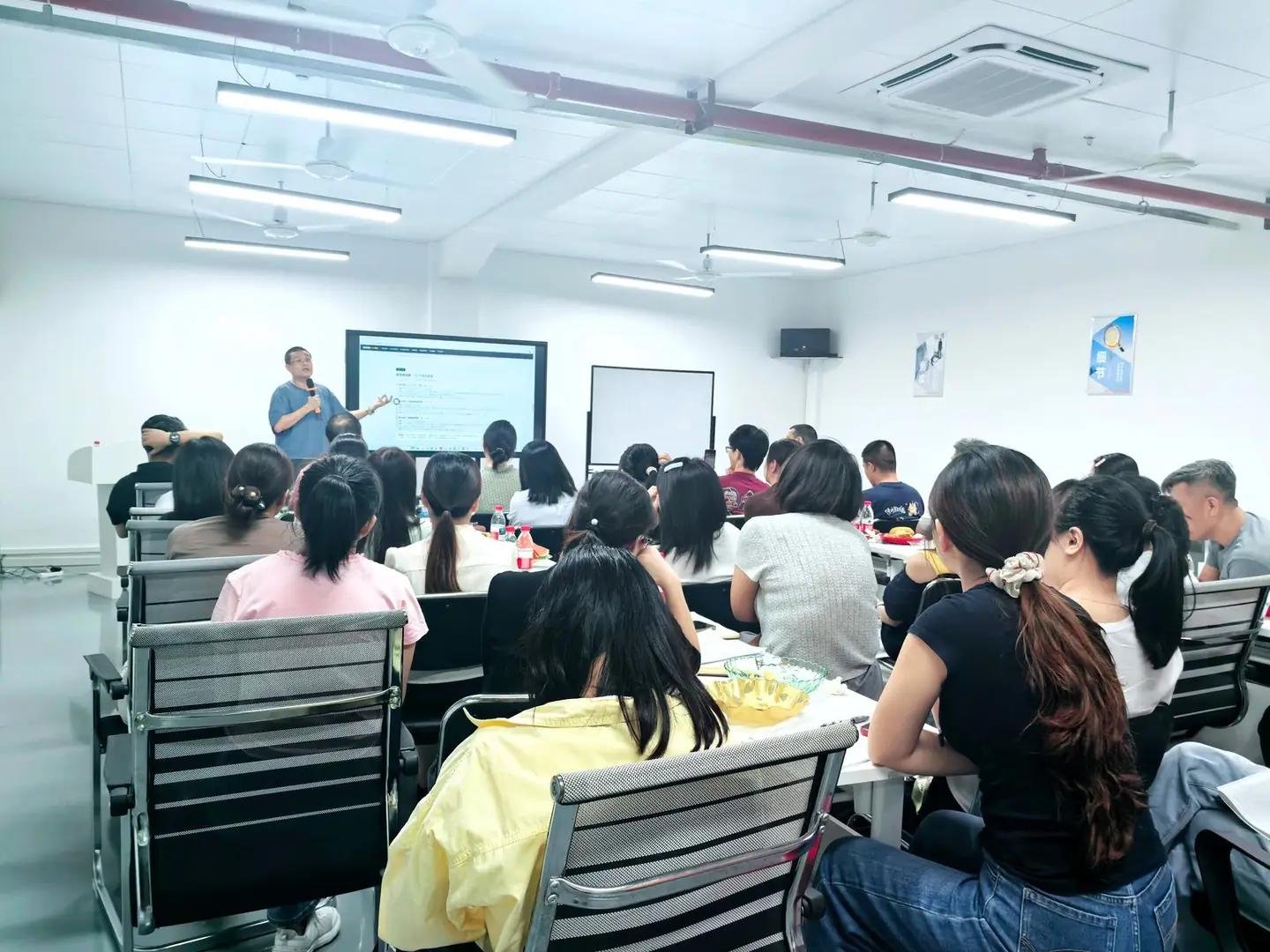 慧界数字副总经理、AIGC项目负责人石光磊老师在东莞市美盈内衣有限公司开展企业AI应用专题培训