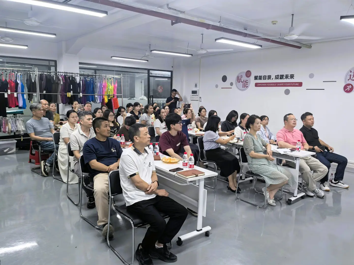 东莞市美盈内衣有限公司中高层管理人员及核心员工参加慧界数字企业AI应用专题培训