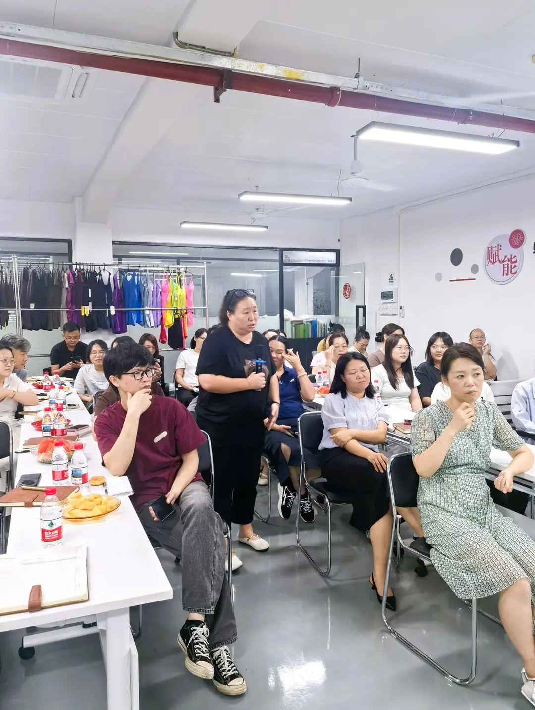 东莞市美盈内衣有限公司员工在企业AI应用专题培训答疑环节提出实际工作问题