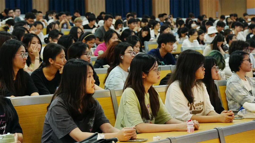 近400名广州应用科技学院同学认真聆听宣讲