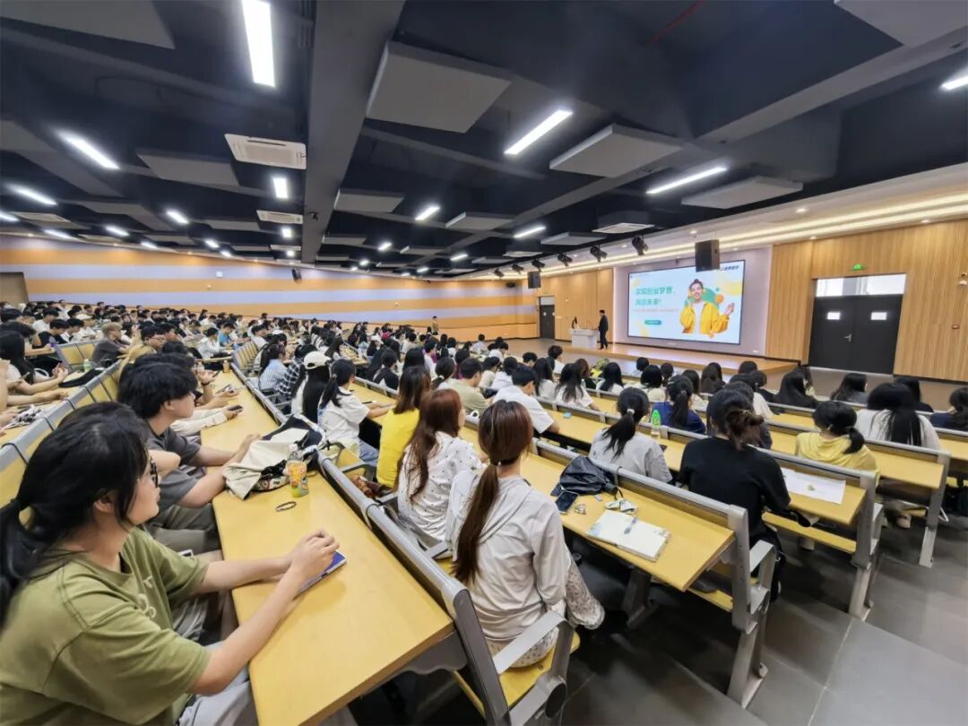 宣讲会现场全景，同学们认真聆听创新创业项目介绍