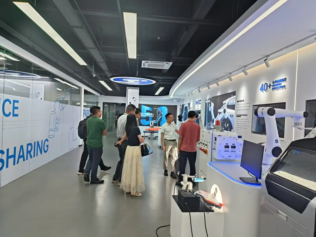 与会嘉宾参观华沿机器人展厅，了解协作机器人及行业应用方案