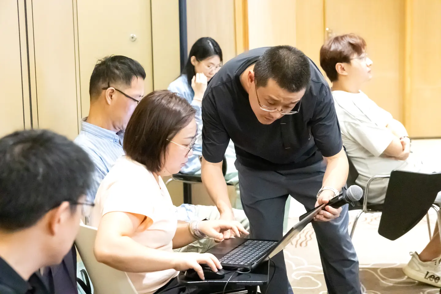 石光磊老师辅导南山党群AI课程学员完成AI实操练习