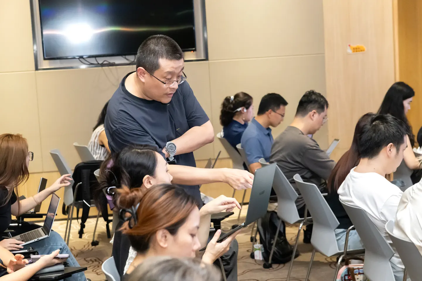 石光磊老师针对南山党群AI课程学员问题进行现场指导