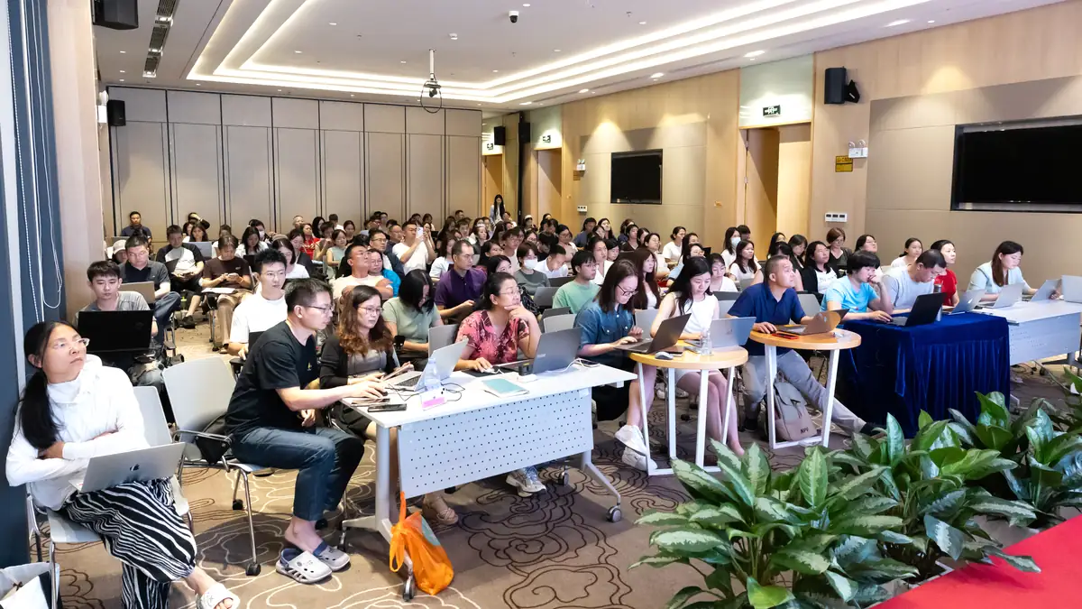 学员携带电脑参与南山党群AI课程实操训练