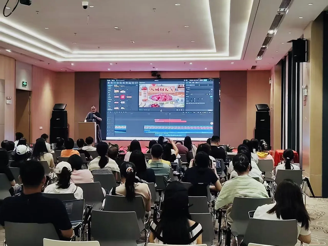 石光磊老师在南山区党群服务中心演示AI内容创作工作流