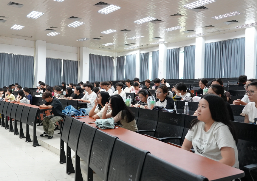 清远职业技术学院学生认真听取宣讲